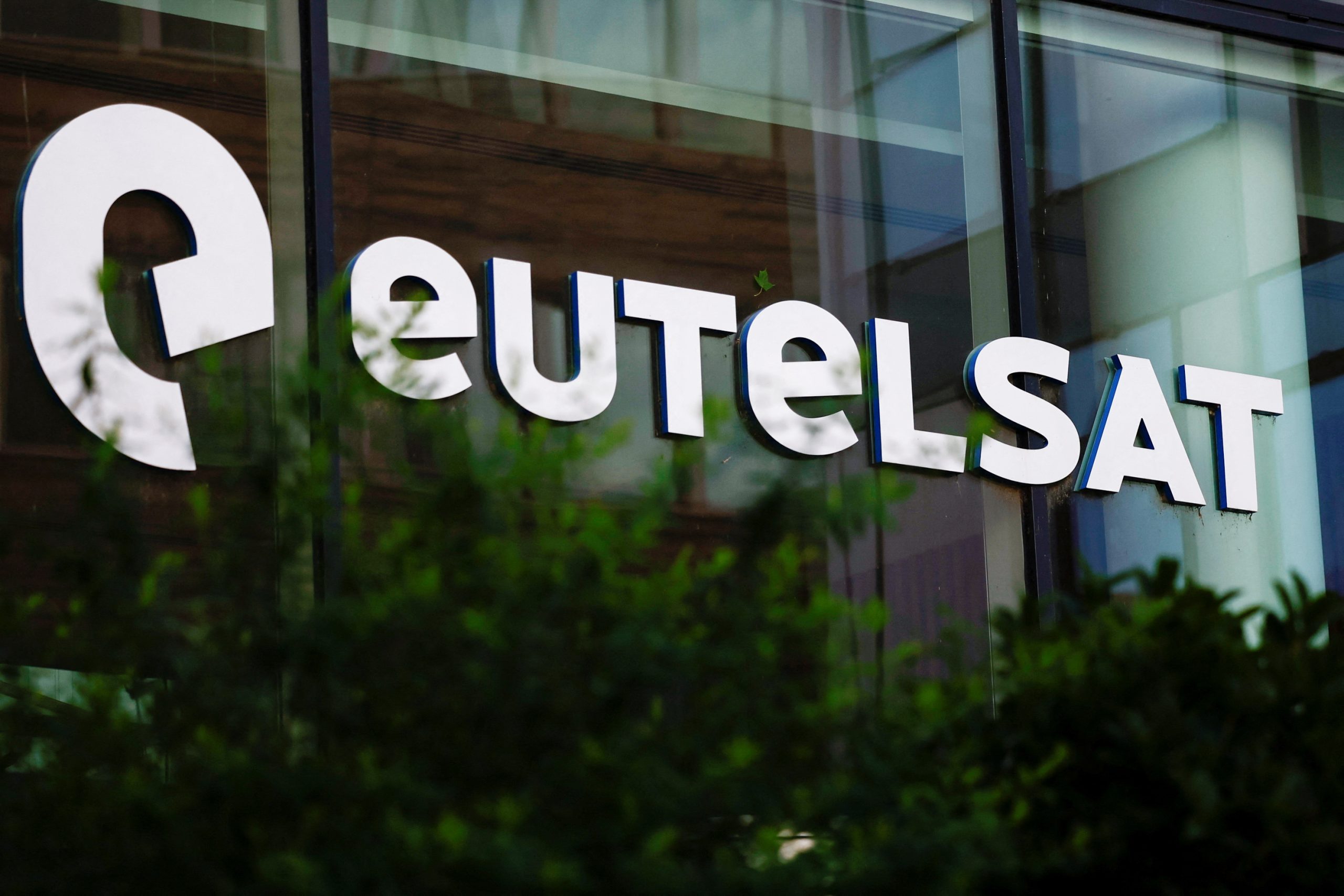 FILE PHOTO: The logo of the European satellite operator Eutelsat is pictured at the company’s headquarters in Issy-les-Moulineaux FILE PHOTO: The logo of the European satellite operator Eutelsat is pictured at the company's headquarters in Issy-les-Moulineaux near Paris, France, August 17, 2022. REUTERS/Sarah Meyssonnier/File Photo