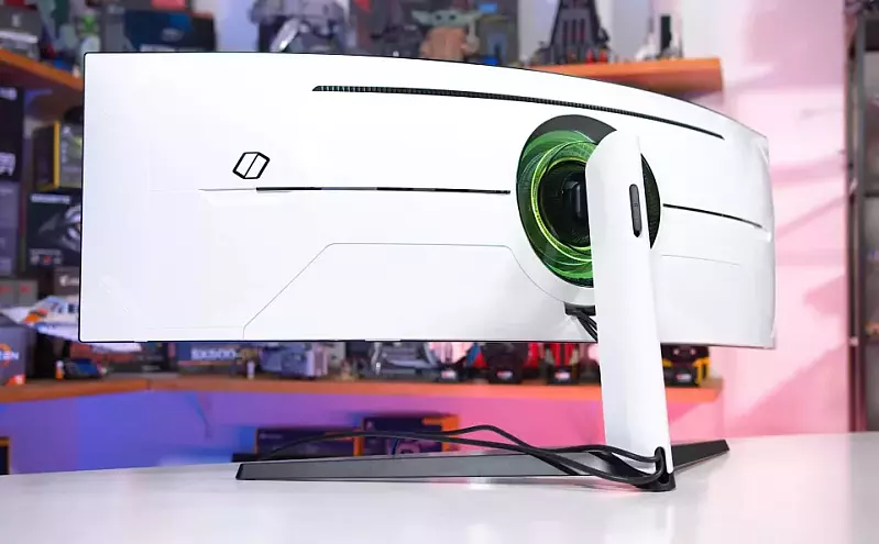 samsung-radi-na-8k-ultrasirokom-gaming-monitoru