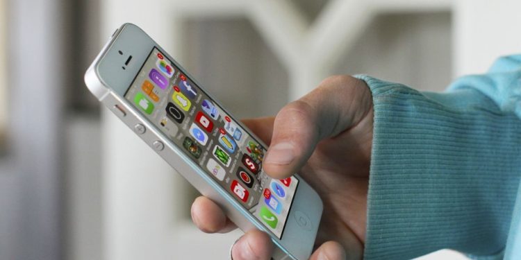 mobilni_telefon_170621_tw1024